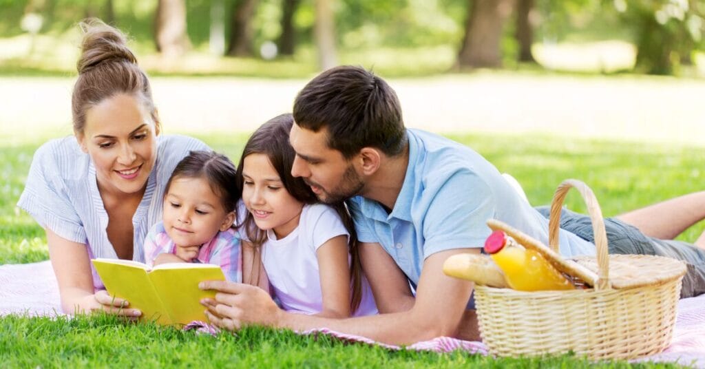 Lectura familiar en un picnic.