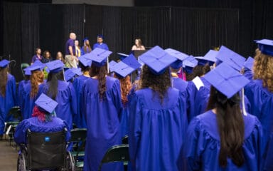 Los graduados de TVAH se presentan al discurso del Director de la Escuela.