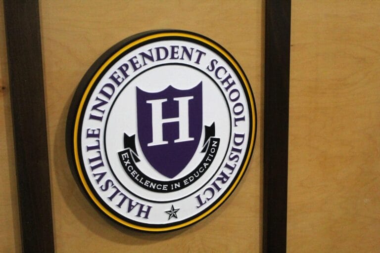 Logotipo del Distrito Escolar Independiente de Houston, que representa la excelencia educativa y el compromiso con la comunidad en Houston, Texas.