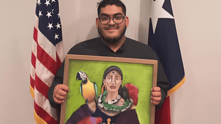 Un hombre muestra orgulloso un cuadro de una mujer acompañada de un colorido loro.