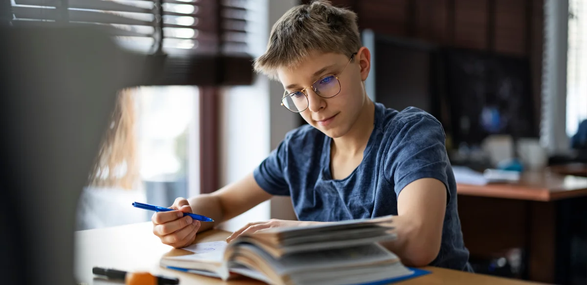 Estudiante de secundaria tomando apuntes