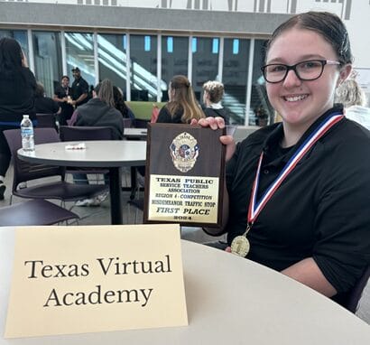 Un niño sostiene una placa