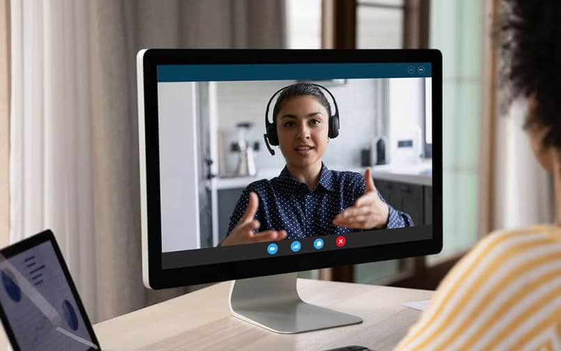 persona en reunión virtual