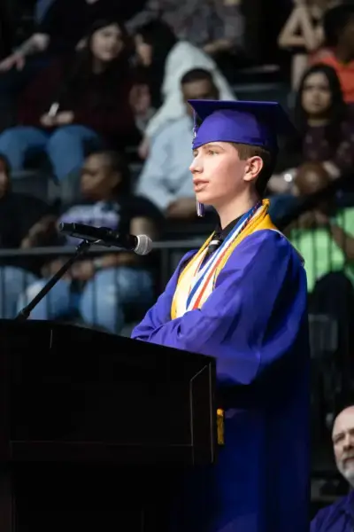 estudiante que habla en la graduación
