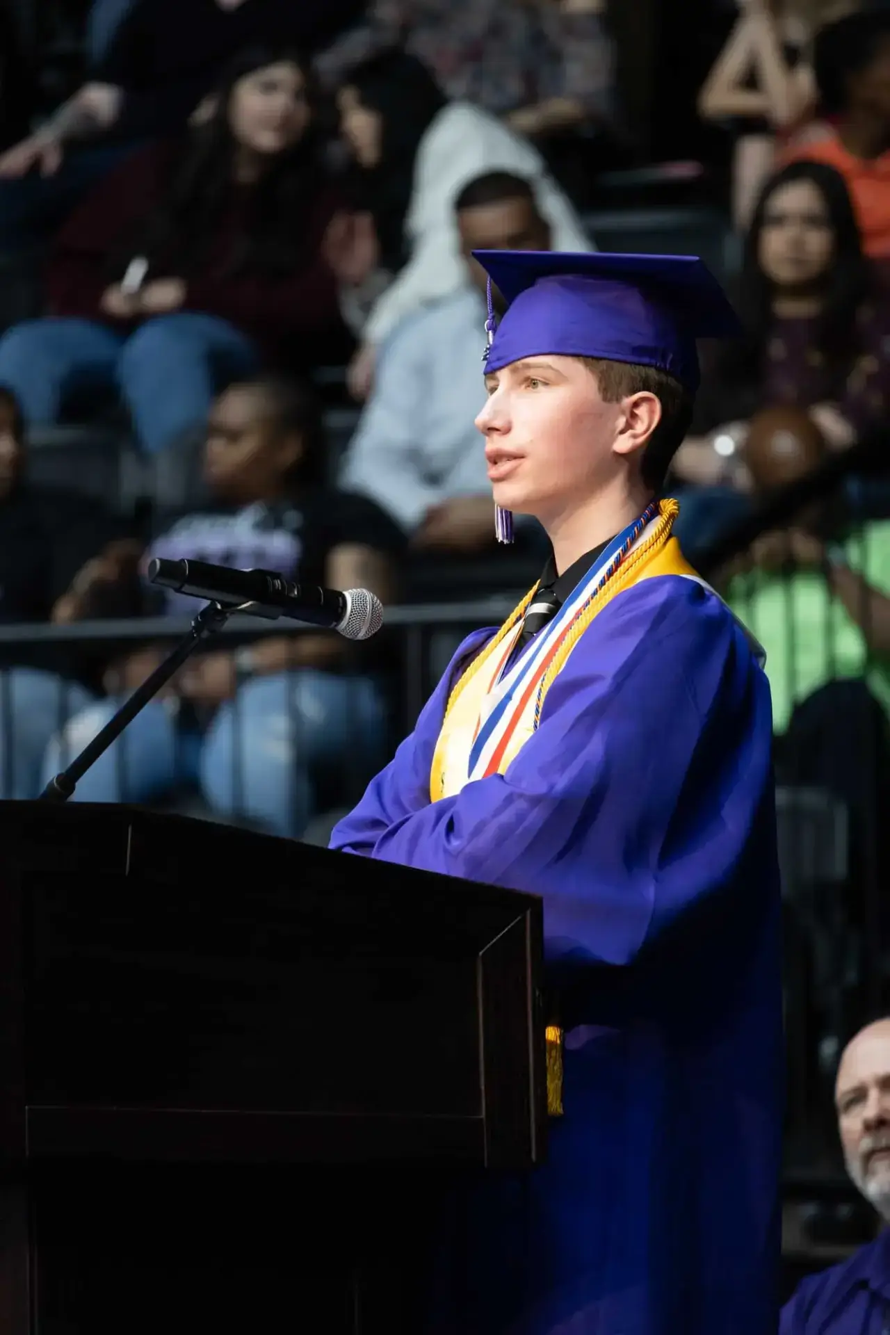 estudiante que habla en la graduación