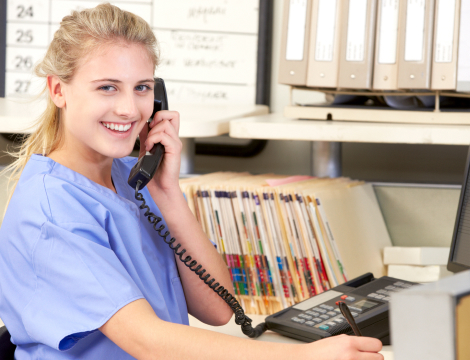 Estudiante de medicina respondiendo una llamada telefónica