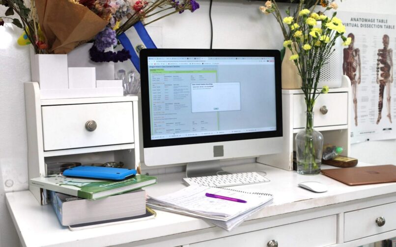 Escritorio con ordenador