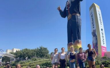 La Sra. Abbe y la Sra. Dwyer con todos los alumnos en el evento.